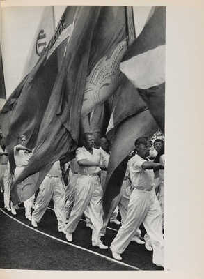 Cartier-Bresson H. The people of Moscow. New York: Simon and Schuster, 1955. 10 с., 78 л. ил., [20] c.; 27 * 20,5 см На английском языке. В издательском тканевом переплете, в издательской суперобложке. Коллекционная сохранность. Альбом фотографий знаменитого французского фотографа, мастера реалистичной фотографии XX в. Анри Картье-Брессона (1908-2004)